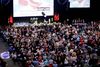 Keld, Hilda og Annette Heick var på scenen, flere end 1.500 partimedlemmer var på gulvet, og så var der masser af flag og videoshow med afsluttende serpentin-kanon, da Dansk Folkeparti fejrede sin 20 års fødselsdag i Boxen i Herning. Foto: Anders Brohus/Polfoto