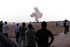 Tyrkiske kurdere i Mursitpinar, udkanten af Suruc, betragter en stor røgsky rejse sig over det vestlige Kobani efter et luftangreb. Foto: Lefteris Pitarakis/AP