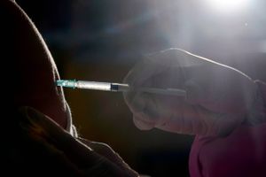 Både sundhedseksperter og politikere lægger afstand til nye meldinger fra flere erhvervsorganisationer, der vil have særligt vigtige medarbejdere rykket frem i køen for at blive coronavaccineret.