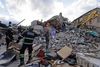 De sammenstyrtede bygninger bliver undersøgt for overlevende i Amatrice i Italien. Foto: Alessandra Tarantino/ AP