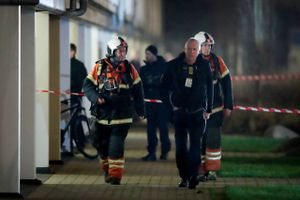 Retten i Holbæk har onsdag taget hul på en større terrorsag, hvor tre personer er tiltalt for terrorplaner.