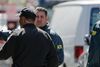Politifolk snakker sammen efter eksplosionerne ved mandagens Boston Marathon.