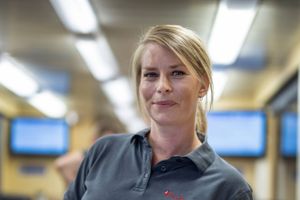 I 2019 lagde sygeplejersken Lotte Hansen ansigt til Socialdemokratiets store valgkampagne. »Nu er det Lottes tur,« stod der på plakaten, mens S-formand Mette Frederiksen lovede at ansætte 1.000 ekstra sygeplejersker. Siden har mange forladt faget og sygehusene. Også Lotte Hansen. Med egne ord fortæller hun her hvorfor.
