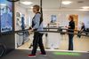 Jørgen Jeppesen træner gang på en "C-Mill" på Vikærgården. Gangbåndet kan vægtaflaste borgerne og har desuden indbygget skærm og spil, som træner borgernes symmetri og afværgning. Foto: Joachim Ladefoged