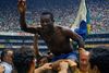 Pelé bliver hædret af sine holdkammerater efter Brasilien blev verdensmestre ved at besejre Italien i 1970.