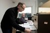 Kristendemokraternes formand Stig Grenov fortæller, at det elektroniske system for vælgererklæringer stadig ikke virker. Og det selvom Social- og Intergrationsminister Karen Ellamann i april fortalte, at systemt ville virke i løbet af sommeren. Foto: Lars Krabbe