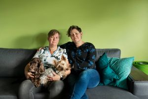 Udbetalingen af indefrosne feriepenge skulle ikke påvirke sociale ydelser. Pernille Oxholm Bertelsen tog pengene og ændrede forskudsopgørelse efter Skats anbefaling. Det nedsætter hustruens førtidspension trods politiske løfter til borgerne. Flere partier kritiserer regeringen for brud på aftalen. Beskæftigelsesministeriet afviser.