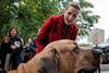 Mette Frederiksen mødte vælgerne, og en hund, da hun i folketingsvalgkampen 2022 var i Albertslund. Foto: Finn Frandsen