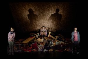 ”Dødsbo på pløjemarken” er Henrik Szklanys forrygende afslutning på den usædvanlige teatertrilogi ”Henvendelse Anita”, der nu kan opleves i sin helhed på Aalborg Teaters Store Scene.
