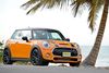 Mini årgang 2014 med noget længere forende, som det tydeligste kendetegn. Men under frontklappen – hér er nyt, først og fremmest nye 3-cylindrede motorer. Foto: Mini