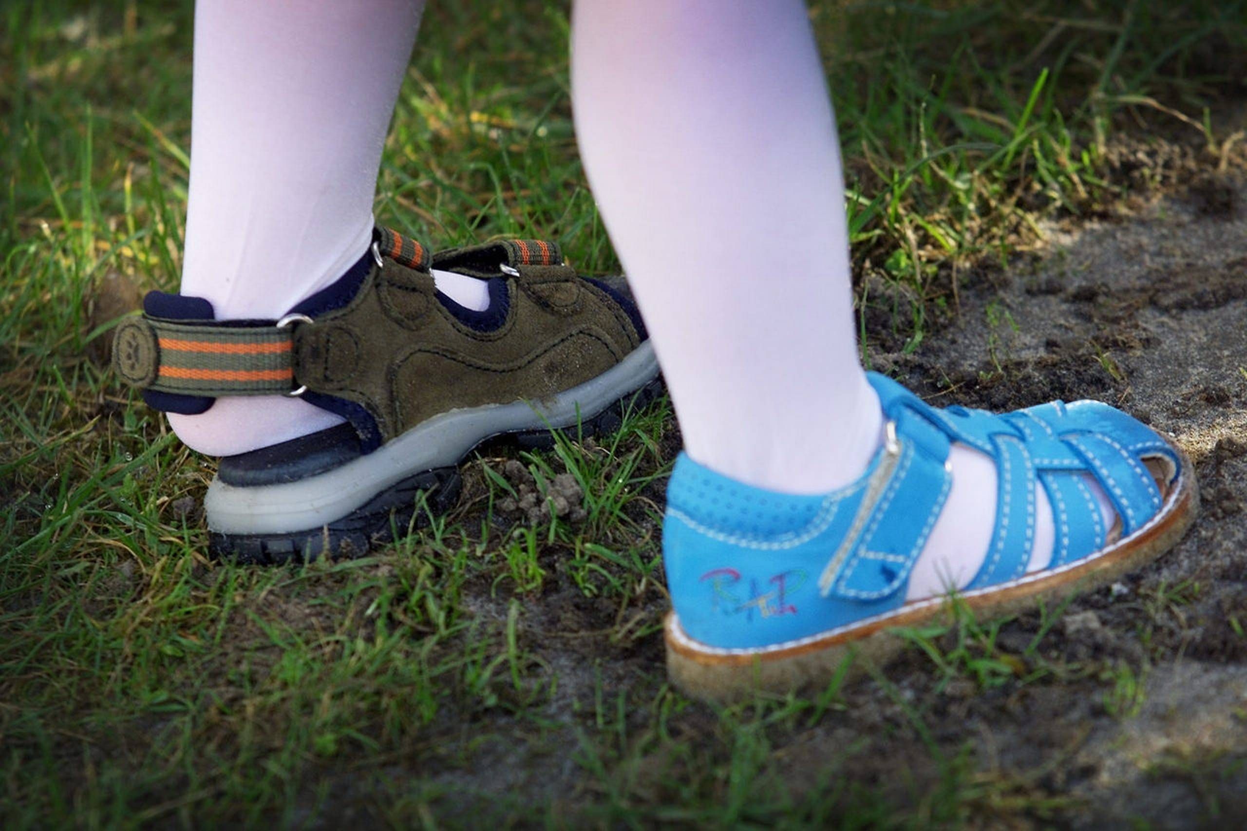 Pas på barnets fødder: sko