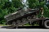 Ukrainske soldater losser en britisk FV103 Spartan pansret mandskabsvogn lørdag i det østlige Ukraine. Foto: Miguel Medina/AFP.