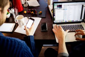 I dag kan man godt​ savne noget af det gamle stof. I stedet køber vi evigt lys på internettet, som ikke kender til årstider. Der er mørke i de store linjer og mørke i detaljerne. Det er lige til at blive suboptimist af, skriver Henrik Jensen. Arkivfoto: Daniel Hjorth