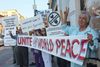 Demonstrationer mod et militært indgreb i Syrien i Hollywood, Los Angeles, kort tid før Barack Obamas tale i nat.