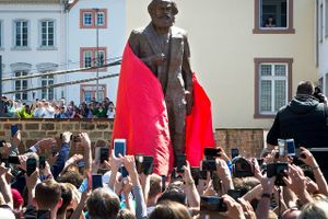 Da statuen blev afsløret, klappede de omkring 200 officielle gæster, herunder en delegation fra Kina. Foto: Michael Probst/AP
