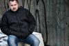 Tom Rosted, har været i fængsel i 17 år, men står nu til at blive løsladt. Det kan han ikke overskue, fordi han har en massiv gæld, som han skal begynde at afdrage på.