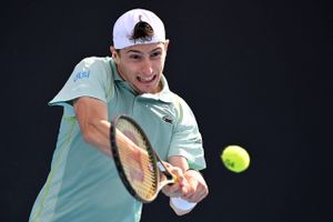 Med favorit-farveller på stribe levede Australian Open torsdag op til sit ry for at give de største navne en skidt indledning på en ny sæson.