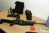 AR-15 er blev først fremstillet af våbenproducenten Colt, både som semi-fuldautomatisk og fuldautomatisk. Standardmodellen har 30 skud i magasinet, som kan tømmes på ca. 10 sekunder. FOTO: Ted S. Warren