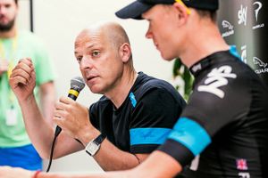 Boss for Team Sky, Dave Brailsford, på et pressemøde sammen med Chris Froome. Foto: TYCHO GREGERS