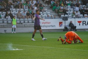 Superligaens playoffkamp blev afbrudt to gange på grund af kanonslag, da FC Midtjylland vandt 1-0 over Viborg.
