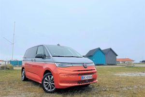 Test: Vi tester den fleksible VW Multivan, som sætter nye standarder for, hvordan en stor familiebil skal være, men som heller ikke er fuldendt.