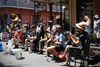 De kommer med klapstole, instrumenter og plasticspande, og på et øjeblik er der musik i topklasse i solskinnet i det franske kvarter i New Orleans. Foto: Kirsten Vestergaard