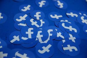 
    (FILES) This file photo taken on April 30, 2019 shows paper circles with the Facebook logo displayed during the F8 Facebook Developers conference in San Jose, California. - Facebook unveiled on June 18, 2019 its global crypto-currency "Libra, " in a new initiative in payments for the world's biggest social network with the potential to bring crypto-money out of the shadows and into the mainstream. Foto: Justin Sullivan/AFP