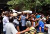 Det egyptiske militærs aktion mod præsident Muhammed Mursi har flere steder i landet ført til blodige sammenstød mellem tilhængere og modstandere af den afsatte præsident. I Alexandria i det nordlige Egypten mistede 14 mennesker fredag livet. Et af ofrene, en 18-årig mand, blev i går fulgt til graven af pårørende i Alexandrias Sidi Gaber-kvarter. Foto: Heba Khamis/AP