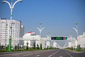 Overalt i Asjgabat kan man se marmorbygninger og mennesktomme gader. Foto: Erika Fatland