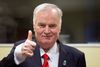 (ARKIV) (FILES) In this file photo taken on November 22, 2017 former Bosnian Serb commander Ratko Mladic gives the thumbs up as he enters the International Criminal Tribunal for the former Yugoslavia (ICTY), to hear the verdict in his genocide trial. Ratko Mladic blev idømt livstid for massakren på 8000 muslimske drenge og mænd i byen Srebrenica i 1995. Nu åbner hans ankesag tirsdag ved FN-tribunal i Haag. Det skriver Ritzau, mandag den 24. august 2020.. (Foto: PETER DEJONG/Ritzau Scanpix)