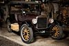 Den velholdte Ford T fra 1926 satte for alvor gang i Knud Erik Guldagers bilentusiasme. Efter 25 år satte han en blomst i køleren og holdt en tale for bilen. Fotos: Christian Klindt Sølbeck
