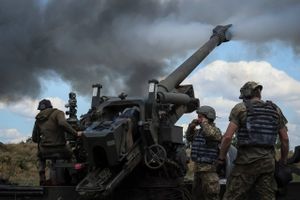 Ukrainske styrker beskyder russiske stillinger ved frontlinjen i Donbas-regionen 18. juli. Ukraine har i stigende grad brug for hjælp til at uddanne nye soldater, påpeger ekspert. Foto: Gleb Garanich/Reuters