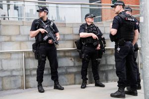 Ung mand er anholdt efter razziaer i Shoreham by Sea, Sussex, i forbindelse med angrebet i Manchester Arena.