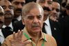 Shebaz Sharid er bror til Nawaz Sharif, der var Pakistans premierminister to gange i 1990’erne, inden han blev væltet ved et militærkup i 1999. Siden vendte han tilbage på posten i 2013, men blev erklæret uegnet til embedet i 2017. Foto: Aamir Qureshi/Ritzau Scanpix