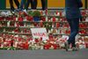 16 elever og to lærere fra Joseph-Koenig-gymnasiet i Haltern i Tyskland blev dræbt tirsdag, da det fly, de var med, fløj ind i en bjergvæg i De Franske Alper. Siden har familie, venner og lokale sat blomster og lys op foran gymnasiet for at mindes de omkomne. På skiltet står der på tysk ”Hvorfor?”. Foto: Martin Meissner/AP
