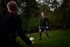 Børn skal have tid for sig selv – f.eks. til en gang fodbold i haven sammen med gode venner. Her er det Emil Andreas Nielsen fra Silkeborg, der nyder sin frihed. Arkivfoto: Ditte Lysgaard Holm