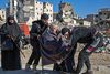 En ældre mand bæres ud under evakueringen af det østlige Aleppo. Foto: Karam Al-Marsi/AP