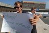 Demonstranter støtter den eftersøgte Edward Snowden, der har siddet strandet i Moskvas Sheremetyevo Lufthavn i snart to uger. Uden pas og stort set også uden venner. Foto: AP
