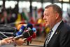 Danmarks statsminister Lars Løkke Rasmussen taler med journalister ved Nato-topmødet. Foto: Ben Stansall/AFP