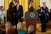 Udover Bill Clinton blev tv-værten Oprah Winfrey og 14 andre personligheder onsdag hædret med Medal of Freedom i Det Hvide Hus.