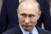 I en noget uvant rolle som fredsdue advarer præsident Vladimir Putin fra Moskvas side om de mulige konsekvenser af spiralen af trusler i det delte Korea. Arkivfoto: AP Russian President Vladimir Putin reviews the exhibition of projects implemented with support by the Agency for Strategic Initiatives at the Petrozavodsk State University in Petrozavodsk, Russia, Wednesday, July 26, 2017. (Mikhail Klimentyev/Pool Photo via AP)