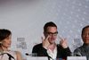 Nicolas Winding Refn mellem to af sine skuespillere, Kristin Scott Thomas og Vithaya Pansringarm, på pressekonferencen i går.