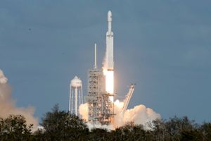 SpaceX har affyret verdens kraftigste raket, Falcon Heavy, fra Florida tirsdag aften dansk tid.