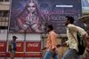 Flere kvinder fra Rajput-kasten har sågar truet med at brænde sig selv levende, hvis filmen får premiere. Foto: Mahesh Kumar A./AP