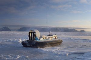 Isbrydende luftpudebåde og ubåde kan være løsningen på at holde eksempelvis arktiske sejlruter isfrie.