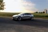 Med en helt glat front uden kølergrill, korte udhæng og coupeagtige linjer minder Tesla 3 på sin vis både om modellerne S og X.