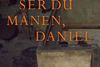 "Ser du månen, Daniel", er skrevet af Puk Damsgård, og handler om Daniel Ryes 13 måneder som gidsel hos IS.