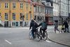 Regeringen har åbnet for at kunne indføre bilfrie søndage, og udspillet er især tiltænkt store byer som f.eks. Aarhus. Idéen støttes fuldt ud af SF's Jan Ravn, mens Venstres rådmand for Teknik og Miljø, Bünyamin Simsek, afviser idéen.