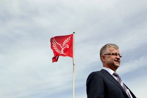60-årige Allan Søgaard Larsen er efter 26 år i Falck stoppet brat. Her er et portræt af topchefen, som i årevis har været synonym med Falck-logoet. Virksomheden har gjort ham til trecifret millionær, og han har svoret aldrig at arbejde for andre. 