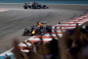 Mercedes vil ikke gå videre med protest over løbet, som sikrede Max Verstappen VM-titlen i Abu Dhabi.